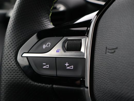 Peugeot 208 1.2 PT 100 PK GT + SPORTSTOELEN | 17 INCH | CAMERA | SFEERVERLICHTING | NAVIGATIE | CARPLAY | DAB ActivLease financial lease