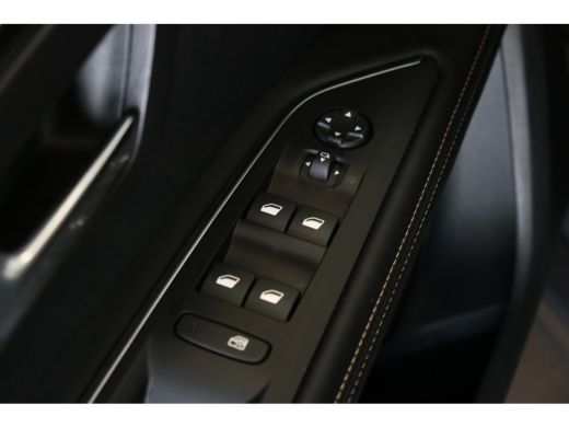 Peugeot 5008 1.2 Hybrid GT | Stoelen alcantara e. verstelb./ verw. | Panoramadak | Navi | Black Pack | Camera ... ActivLease financial lease