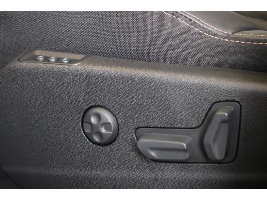 Peugeot 5008 1.2 Hybrid GT | Stoelen alcantara e. verstelb./ verw. | Panoramadak | Navi | Black Pack | Camera ... ActivLease financial lease