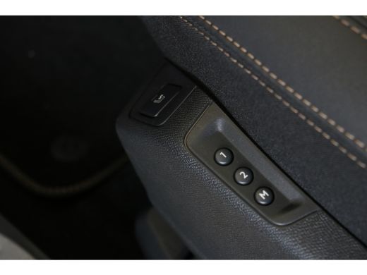 Peugeot 5008 1.2 Hybrid GT | Stoelen alcantara e. verstelb./ verw. | Panoramadak | Navi | Black Pack | Camera ... ActivLease financial lease