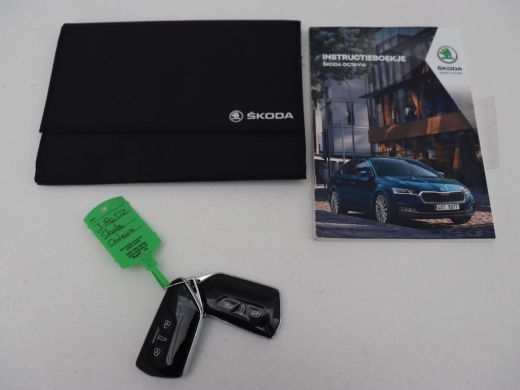 Skoda Octavia 1.5 TSI First Edition | Stoelverwarming | Adaptive cruise | Carplay | Sfeerverlichting | Matrix L... ActivLease financial lease