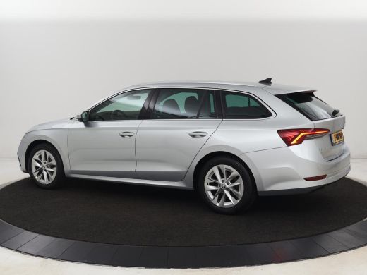 Skoda Octavia 1.5 TSI First Edition | Stoelverwarming | Adaptive cruise | Carplay | Sfeerverlichting | Matrix L... ActivLease financial lease
