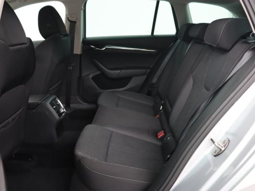 Skoda Octavia 1.5 TSI First Edition | Stoelverwarming | Adaptive cruise | Carplay | Sfeerverlichting | Matrix L... ActivLease financial lease