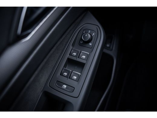 Volkswagen Golf Style Edition eHybrid Inclusief &euro;2000,- inruilvoordeel | 'App-Connect' draadloze smartphone integ... ActivLease financial lease
