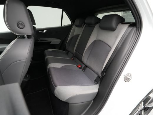 Volkswagen ID.3 First Plus 58 kWh 204pk Camera Navigatie Carplay Stoel/Stuurverwarming Pdc Acc 89 ActivLease financial lease