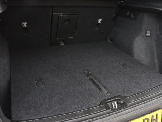 Volvo  XC40 Recharge P8 AWD R Design | Trekhaak | Stoel & stuurverwarming | Camera | Carplay | Leder/Alcantar... ActivLease financial lease