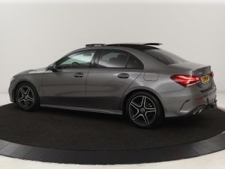 Mercedes-Benz A-Klasse 180d AMG Night | Panoramadak | Trekhaak | Stoelverwarming | Camera | Widescreen | Navigatie | Ful...