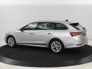 Skoda Octavia 1.5 TSI First Edition | Stoelverwarming | Adaptive cruise | Carplay | Sfeerverlichting | Matrix L...