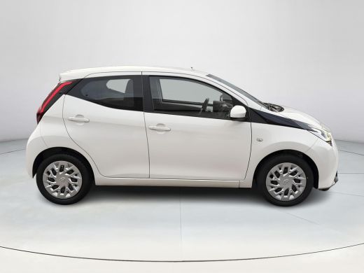 Toyota Aygo 1.0 VVT-i x-play ActivLease financial lease
