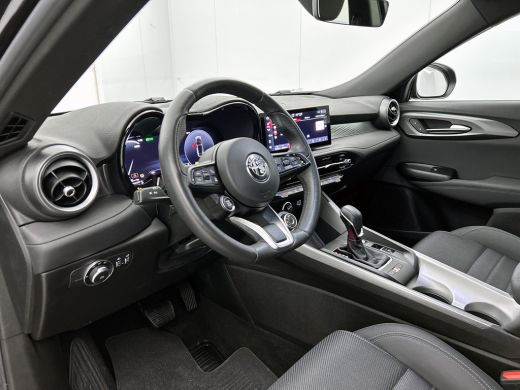 Alfa Romeo Tonale 1.5T Hybrid 131PK Automaat Sprint / Pdc.V+A / Stoel+Stuur verwarming / Navigatie / Lmv / Adaptive... ActivLease financial lease