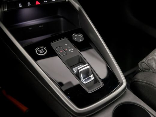 Audi A3 Sportback 30 TFSI Sport Automaat (SCHUIFDAK, BLACK EDITION, APPLE CARPLAY, GROOT NAVI, ADAPTIVE C... ActivLease financial lease