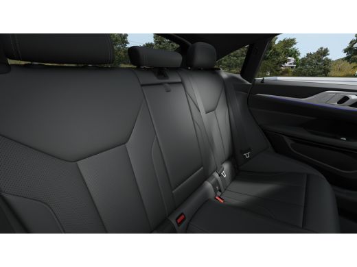 BMW i4 eDrive35 M Sport / Achteruitrijcamera / Stuurverwarming / Stoelverwarming / Widescreen Display ActivLease financial lease