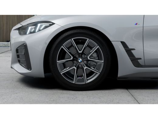 BMW i4 eDrive35 M Sport / Achteruitrijcamera / Stuurverwarming / Stoelverwarming / Widescreen Display ActivLease financial lease