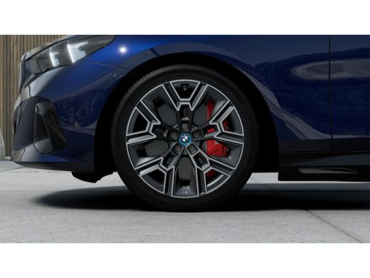BMW i5 eDrive40 M Sport / Panoramadak / Trekhaak / M Sportonderstel / Stoelventilatie / Comfort Access /... ActivLease financial lease