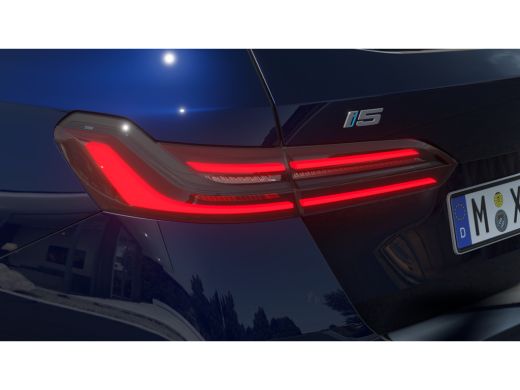 BMW i5 eDrive40 M Sport / Panoramadak / Trekhaak / M Sportonderstel / Stoelventilatie / Comfort Access /... ActivLease financial lease