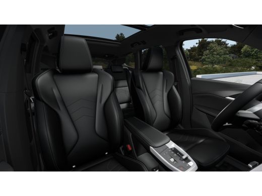 BMW iX1 eDrive20 M Sport / Panoramadak / Trekhaak / Sportstoelen / Achteruitrijcamera / M Adaptief onders... ActivLease financial lease