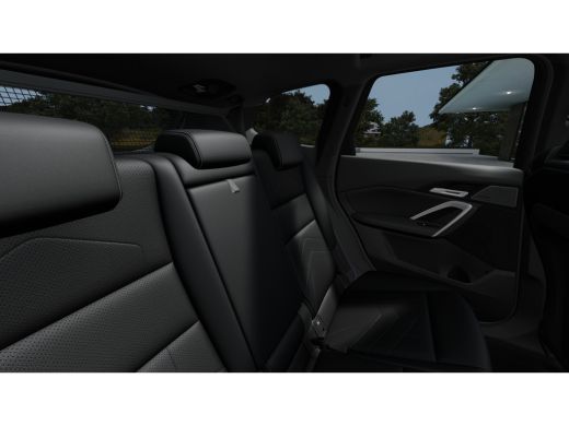 BMW iX1 eDrive20 M Sport / Panoramadak / Trekhaak / Sportstoelen / Achteruitrijcamera / M Adaptief onders... ActivLease financial lease