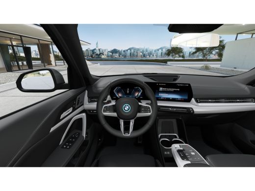 BMW iX1 eDrive20 M Sport / Panoramadak / Trekhaak / Sportstoelen / Achteruitrijcamera / M Adaptief onders... ActivLease financial lease