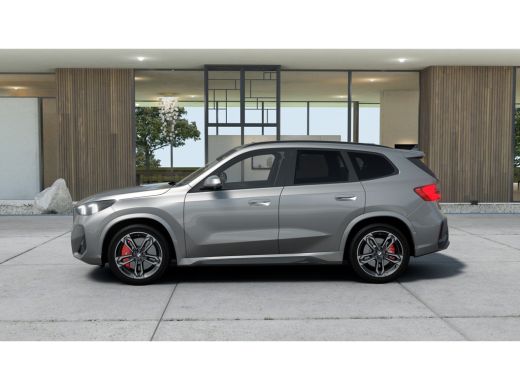 BMW iX1 eDrive20 M Sport / Panoramadak / Trekhaak / Sportstoelen / Achteruitrijcamera / M Adaptief onders... ActivLease financial lease