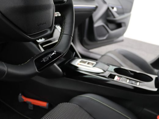 Peugeot 208 1.2 Hybrid 145 e-DCS6 GT | Achterbank in delen neerklapbaar | Achterruitverwarming | Achterspoiler ActivLease financial lease