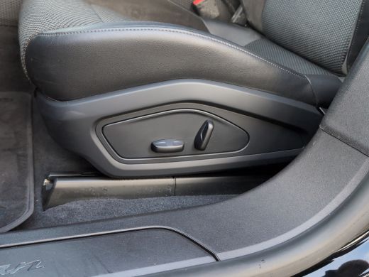 Porsche Taycan Performance 84 kWh | Luchtvering | Pano | Warmtepomp | Stoelverwarming | Camera ActivLease financial lease