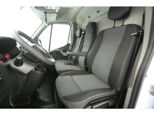 Renault Master T33 2.3 dCi 146PK L2H2 | Airco | Camera | Cruise | 3-Zits | Trekh. | Navi | Stoelverw. ActivLease financial lease