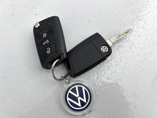 Volkswagen T-Roc 1.0 TSI Style / Navi / Adap-cruise / Trekhaak / Roofrail / Lmv 16" / Multimedia / Apk 02-2026 ActivLease financial lease