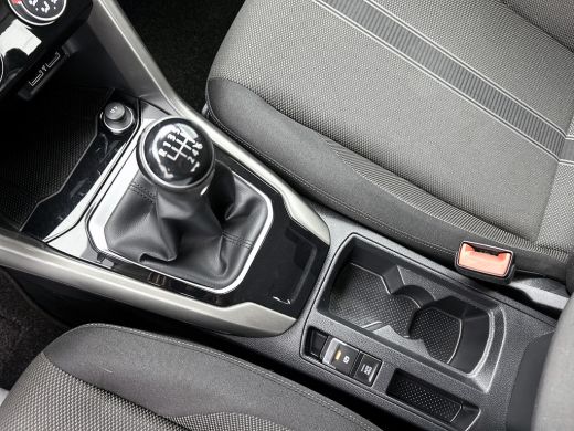 Volkswagen T-Roc 1.0 TSI Style / Navi / Adap-cruise / Trekhaak / Roofrail / Lmv 16" / Multimedia / Apk 02-2026 ActivLease financial lease