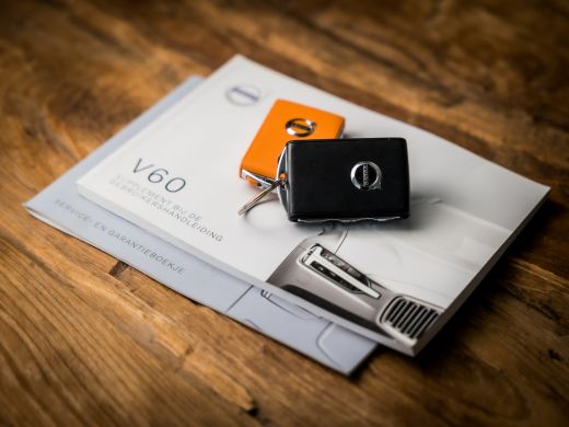 Volvo  V60 2.0 B3 Sport 177Pk Automaat (APPLE CARPLAY, GROOT NAVI, HARMAN/KARDON, LEDER, STUUR/STOELVERWARMI... ActivLease financial lease