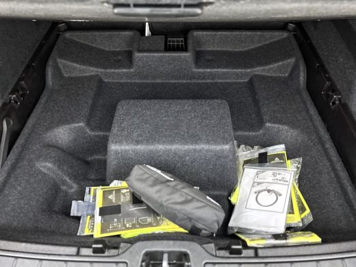 Volvo  XC40 T4 Hybride SOH 98% R-Design Expression / Panoramadak / Navigatie / Xenon / Pdc. / Airco-ecc./ Rad... ActivLease financial lease