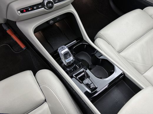Volvo  XC40 T5 180PK Hybride SOH 91% Inscription / Panoramadak / Leder / Trekhaak / airco-ecc./ Stuurverwarmi... ActivLease financial lease