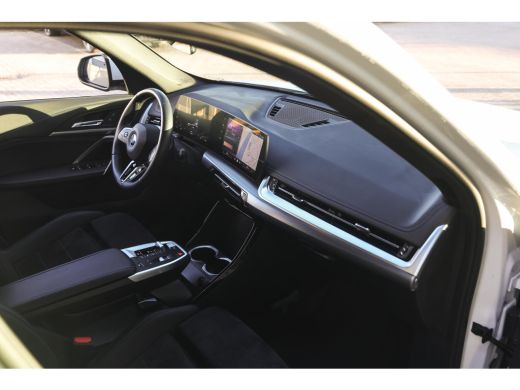 BMW iX1 xDrive30 M Sport / Sportstoelen / Achteruitrijcamera / M Adaptief onderstel / Stoelverwarming ActivLease financial lease