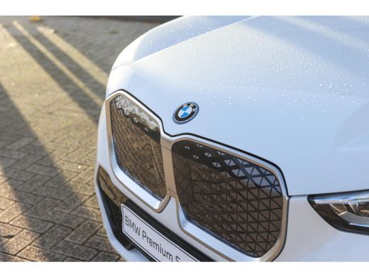BMW iX1 xDrive30 M Sport / Sportstoelen / Achteruitrijcamera / M Adaptief onderstel / Stoelverwarming ActivLease financial lease