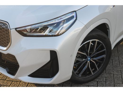 BMW iX1 xDrive30 M Sport / Sportstoelen / Achteruitrijcamera / M Adaptief onderstel / Stoelverwarming ActivLease financial lease