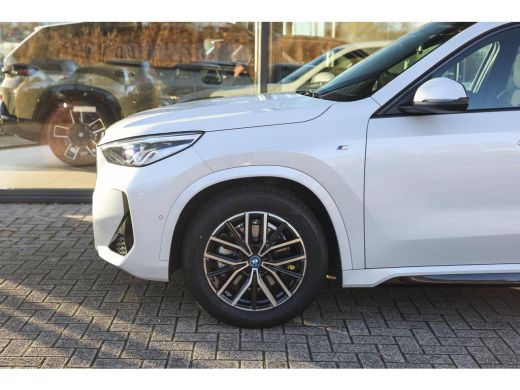 BMW iX1 xDrive30 M Sport / Sportstoelen / Achteruitrijcamera / M Adaptief onderstel / Stoelverwarming ActivLease financial lease