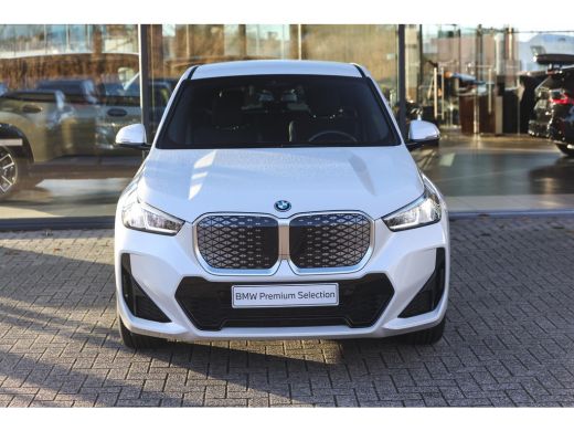BMW iX1 xDrive30 M Sport / Sportstoelen / Achteruitrijcamera / M Adaptief onderstel / Stoelverwarming ActivLease financial lease