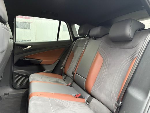 Volkswagen ID.4 First 77 kWh 204 pk | Wegklapbare Trekhaak | Achteruitrijcamera | Apple carplay | ActivLease financial lease