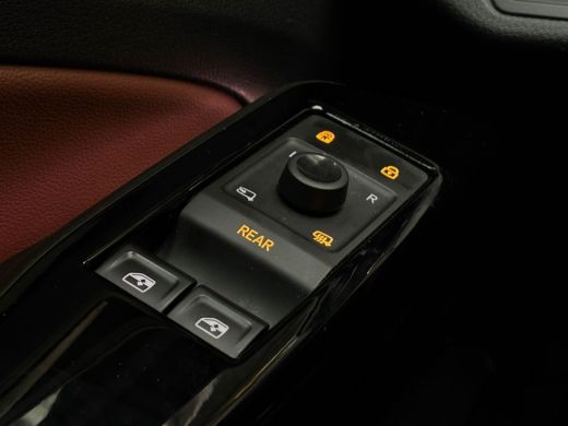 Volkswagen ID.4 First 77 kWh 204 pk | Wegklapbare Trekhaak | Achteruitrijcamera | Apple carplay | ActivLease financial lease