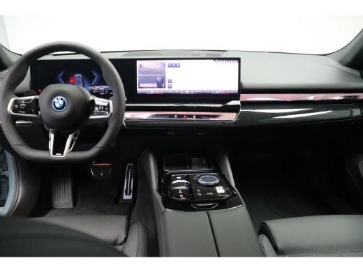 BMW i5 eDrive40 M Sport / Panoramadak / Achteruitrijcamera / Stoelventilatie / Bowers & Wilkins / M Spor... ActivLease financial lease