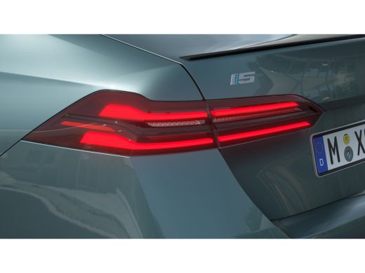 BMW i5 eDrive40 M Sport / Panoramadak / Achteruitrijcamera / Stoelventilatie / Bowers & Wilkins / M Spor... ActivLease financial lease