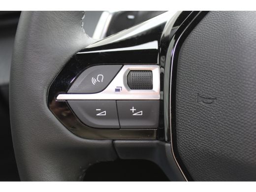 Peugeot 2008 1.2 HYBRID 136PK ALLURE AUTOMAAT / NAVI / LEDER / CLIMA / LED / PDC / 17" LMV / CRUISECONTROL / 1... ActivLease financial lease