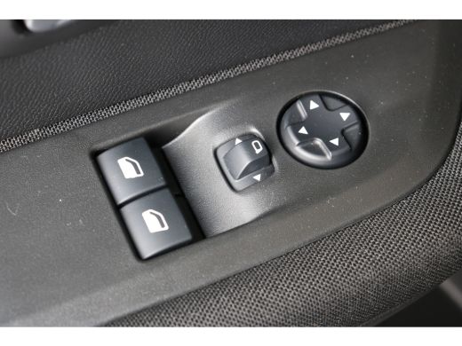 Peugeot e-208 EV Active 50 kWh | Navi | Cruise control | Apple Carplay | Airco | DAB | ActivLease financial lease