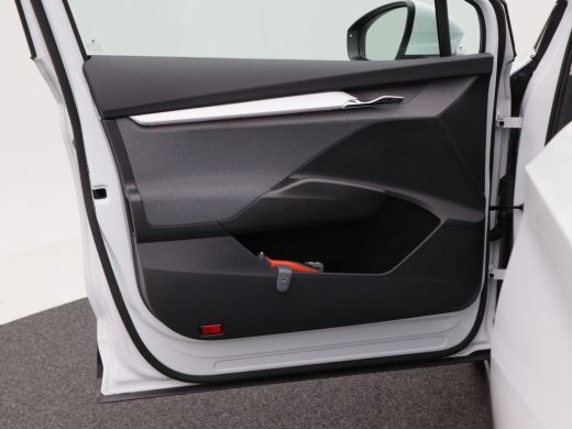 Skoda Enyaq iV 60 | Panoramadak | Adaptive Cruise | Stoelverwarming | Carplay | Camera | Navigatie | 21 inch | 9... ActivLease financial lease