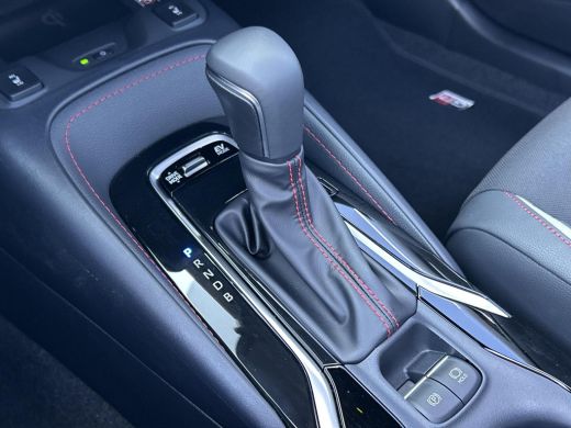 Toyota Corolla Hybrid 140 GR Sport **NAVIGAIE/ PANORAMA DAK/ HEAD UP DISPLAY/ DODEHOEK DETECTIE** ActivLease financial lease