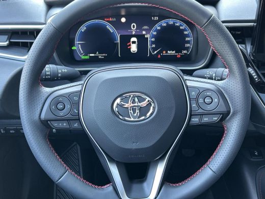 Toyota Corolla Hybrid 140 GR Sport **NAVIGAIE/ PANORAMA DAK/ HEAD UP DISPLAY/ DODEHOEK DETECTIE** ActivLease financial lease