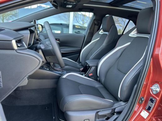 Toyota Corolla Hybrid 140 GR Sport **NAVIGAIE/ PANORAMA DAK/ HEAD UP DISPLAY/ DODEHOEK DETECTIE** ActivLease financial lease