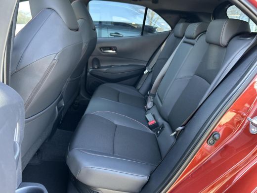 Toyota Corolla Hybrid 140 GR Sport **NAVIGAIE/ PANORAMA DAK/ HEAD UP DISPLAY/ DODEHOEK DETECTIE** ActivLease financial lease