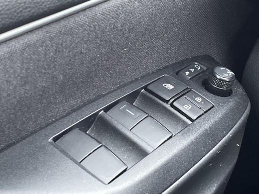 Toyota Yaris 1.5 Hybrid 115 Dynamic **DODE HOEK DETECTIE/ PARKEERSENSOREN/ STOELVERWARMING/ COMFORT PACK** ActivLease financial lease