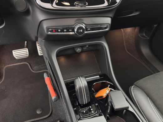 Volvo  XC40 Recharge P8 AWD R-Design [ 3-Fase ] {SOH-89%} (INCL-BTW) *PANO | LEATHER-MICROFIBRE | DIGI-COCKPI... ActivLease financial lease