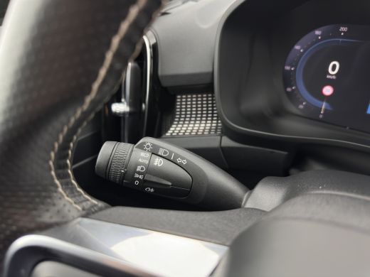 Volvo  XC40 Recharge P8 AWD R-Design [ 3-Fase ] {SOH-89%} (INCL-BTW) *PANO | LEATHER-MICROFIBRE | DIGI-COCKPI... ActivLease financial lease